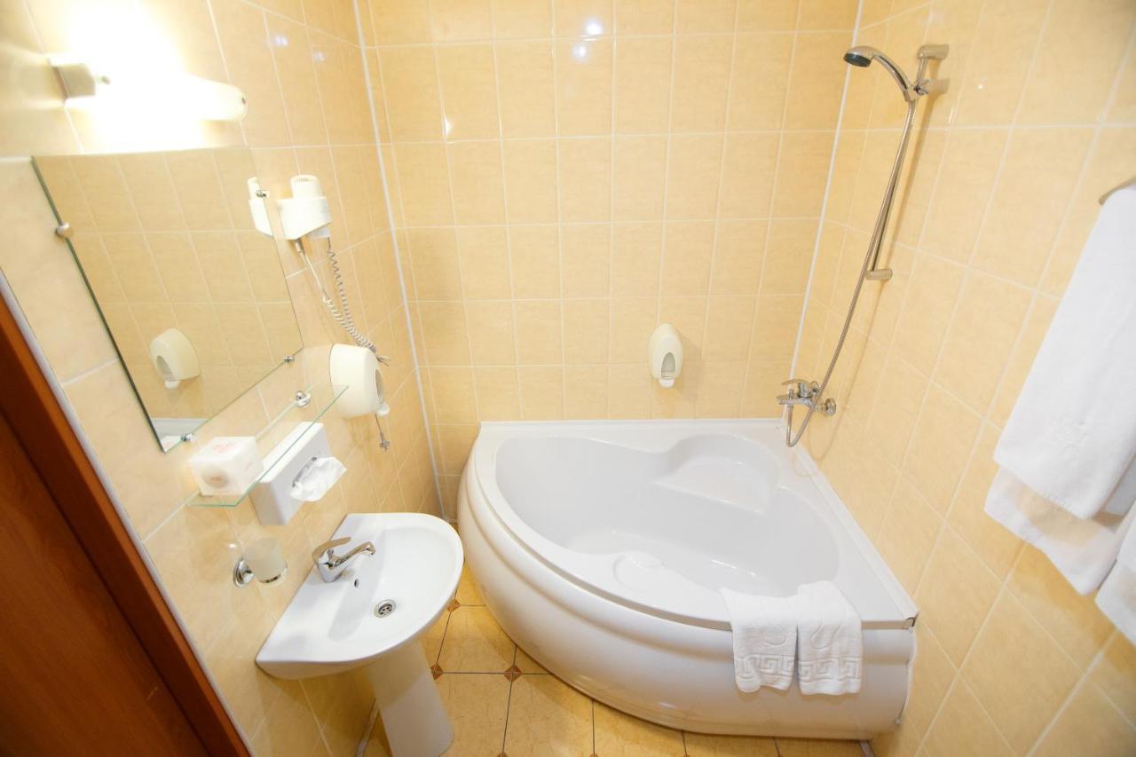 Optima Kropyvnytskyi Hotel Esterno foto